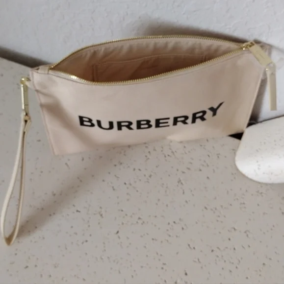 Burberry wristlet - Picture 8 of 16
